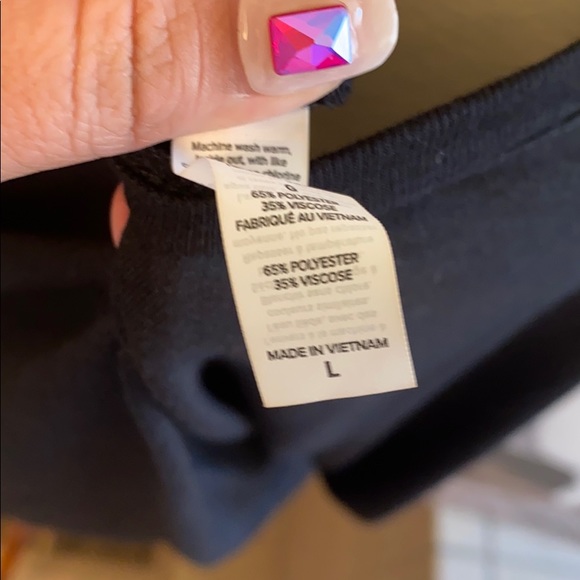 Sexy Red Lip! On a Black Slouchy Top. - Picture 4 of 4